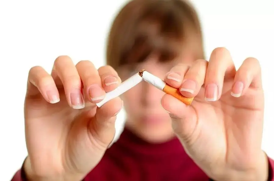那么女性抽烟喝酒可能会导致自身出现不孕不育的情况吗？